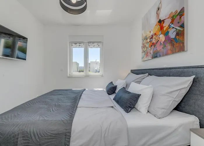 Luxury With Jacuzzi In Apartamento Trogir