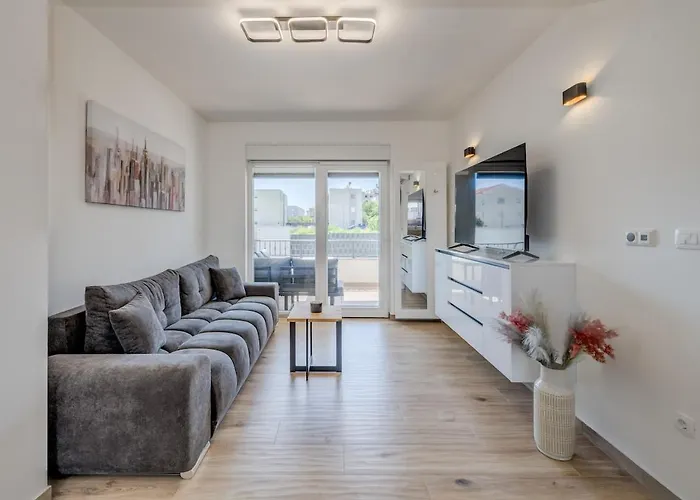 Luxury With Jacuzzi In Apartamento Trogir