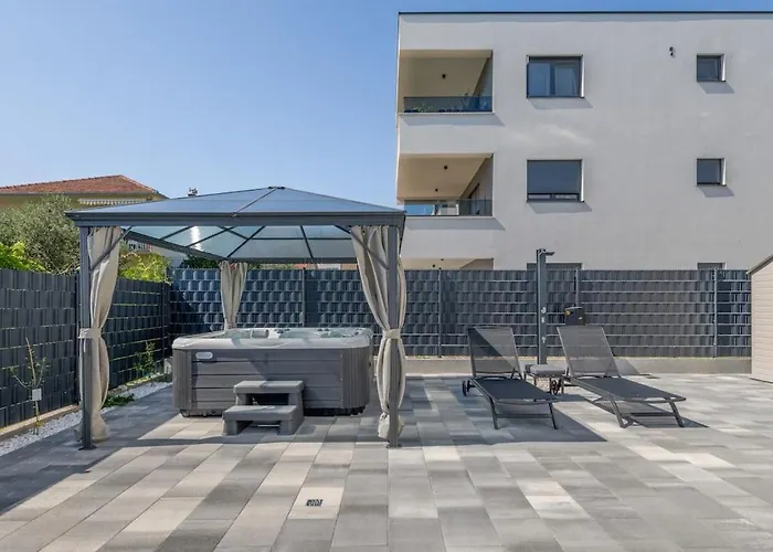 شقة Luxury With Jacuzzi In