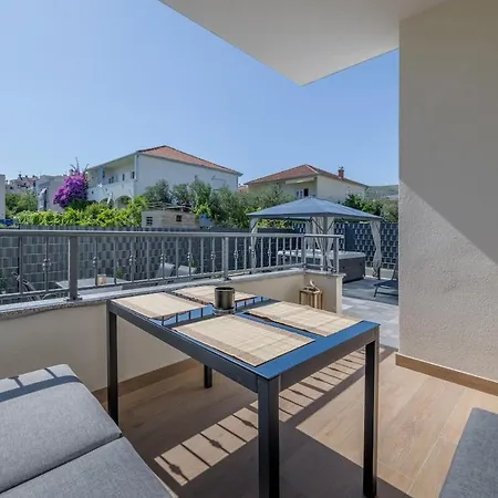 Luxury With Jacuzzi In Trogir