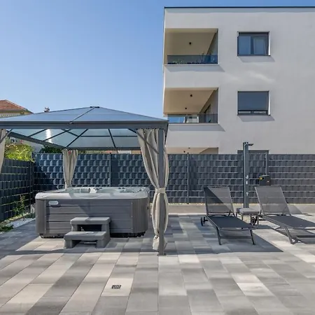 Apartment Luxury With Jacuzzi In